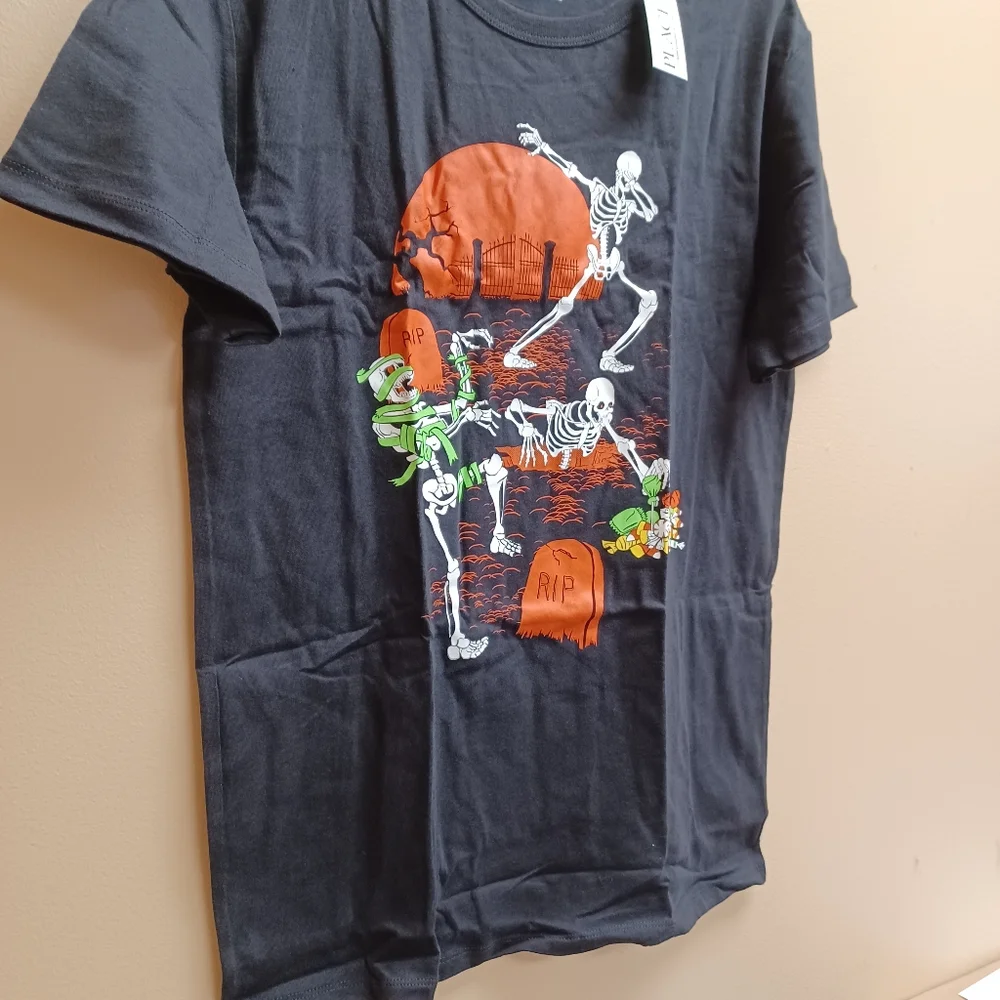 HALLOWEEN tee skeletons in graveyard